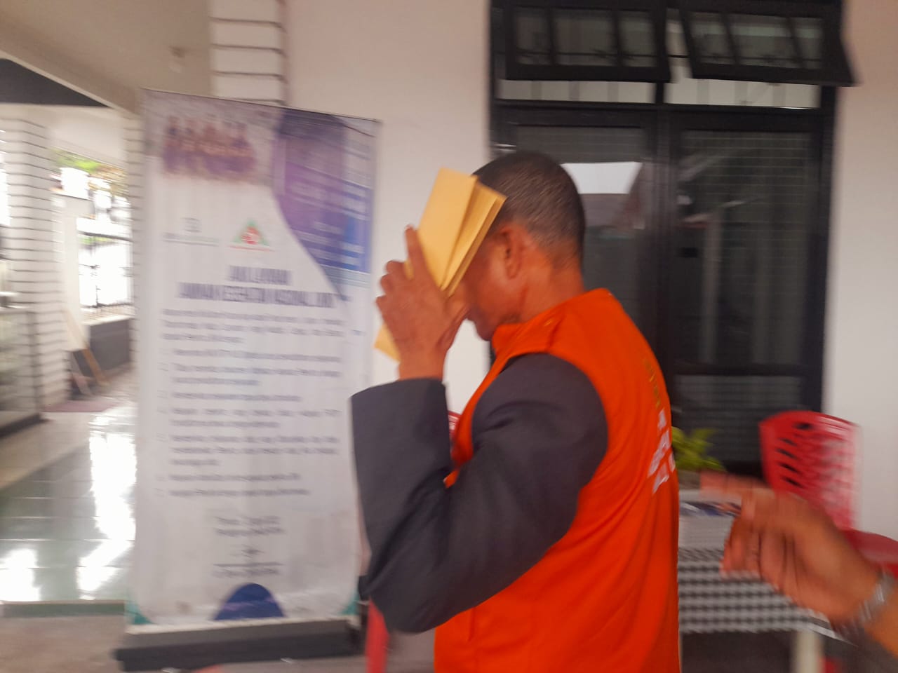 Sebelum Digiring ke Rumah Tahanan, Tersangka Melakuka Pemeriksaan Kesehatan