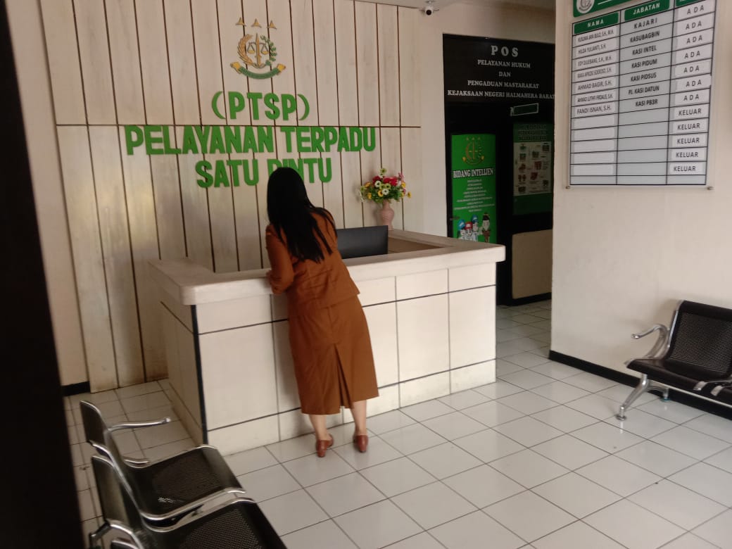 Kepala Badan Keuangan Dan Aset Daerah (BKAD) Kabupaten Halmahera Barat, Sonya Mail Saat Berkunjung di Kantor Kejari