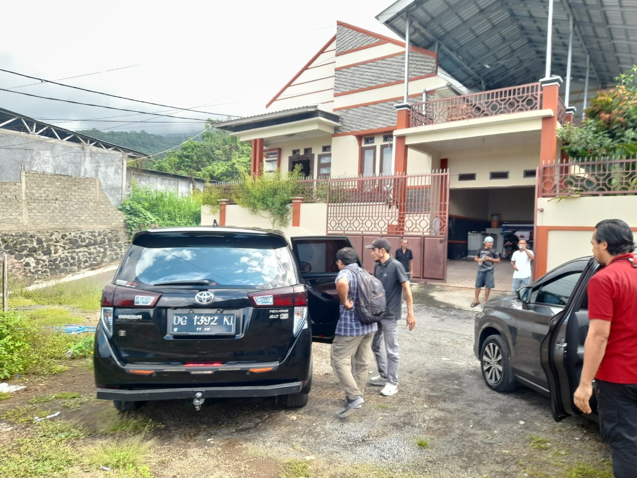 terlihat Dua Unit Mobil di Depan Rumah Muhaimin Syarif
