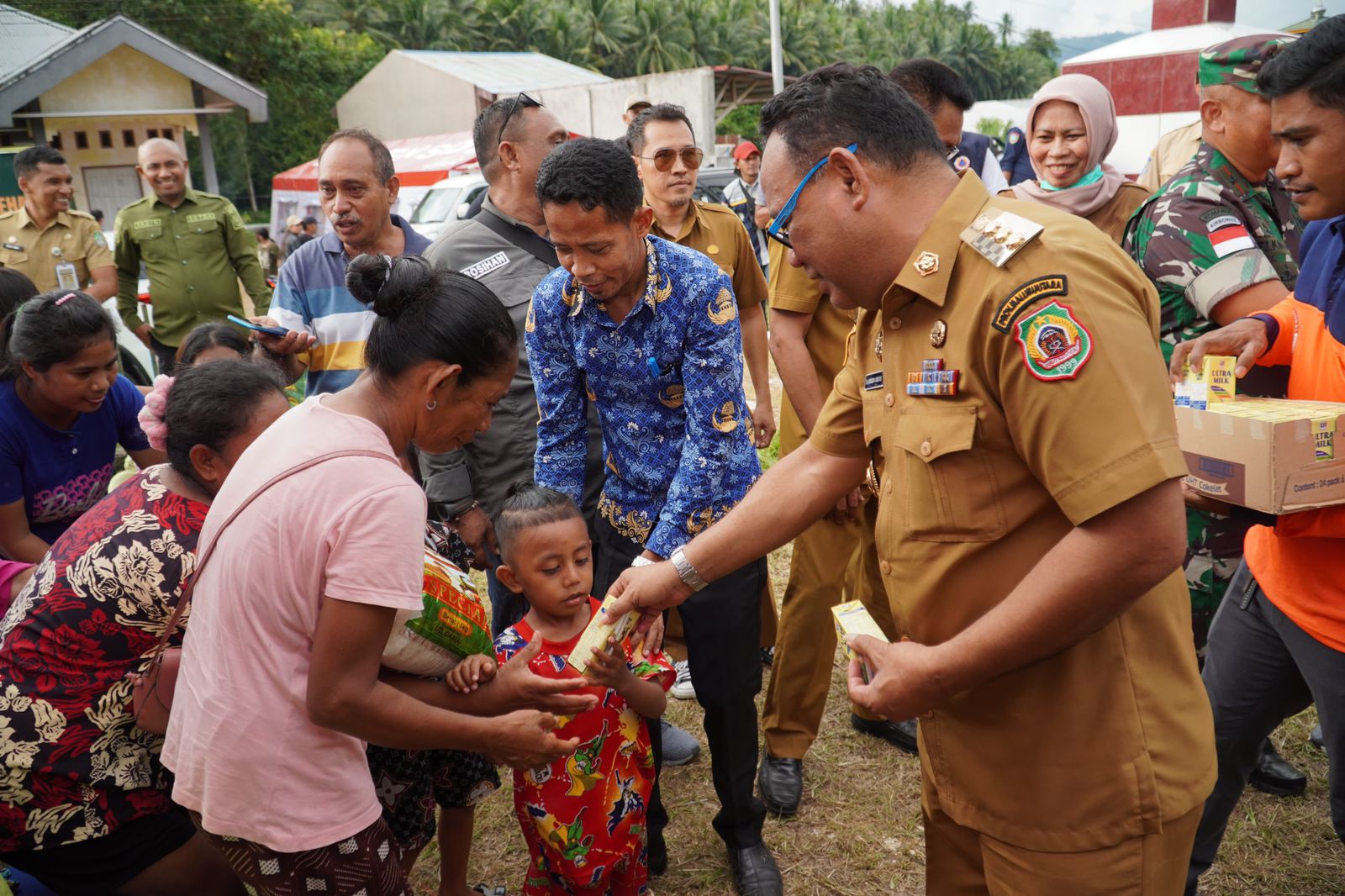 Penjabat Gubernur Malut Samsuddin A Kadir Saat Menyerakan Bantuan kepada Pengunsi Erupsi Gunung Ibu