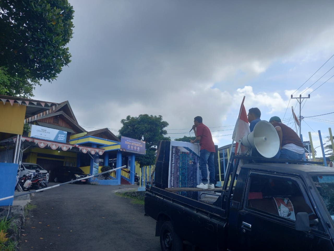 foto aksi di Depan Kantor Balai Prasarana Permukiman Wilayah (BPPW) Provinsi Maluku Utara