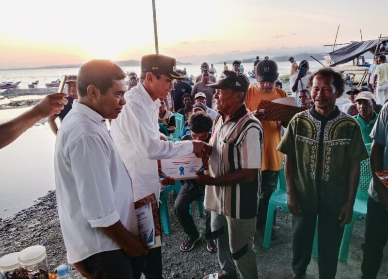 Wabup Halsel Helmi Umar Muchsin Serahkan Bantuan Armada Perikanan kepada 58 Kelompok Nelayan