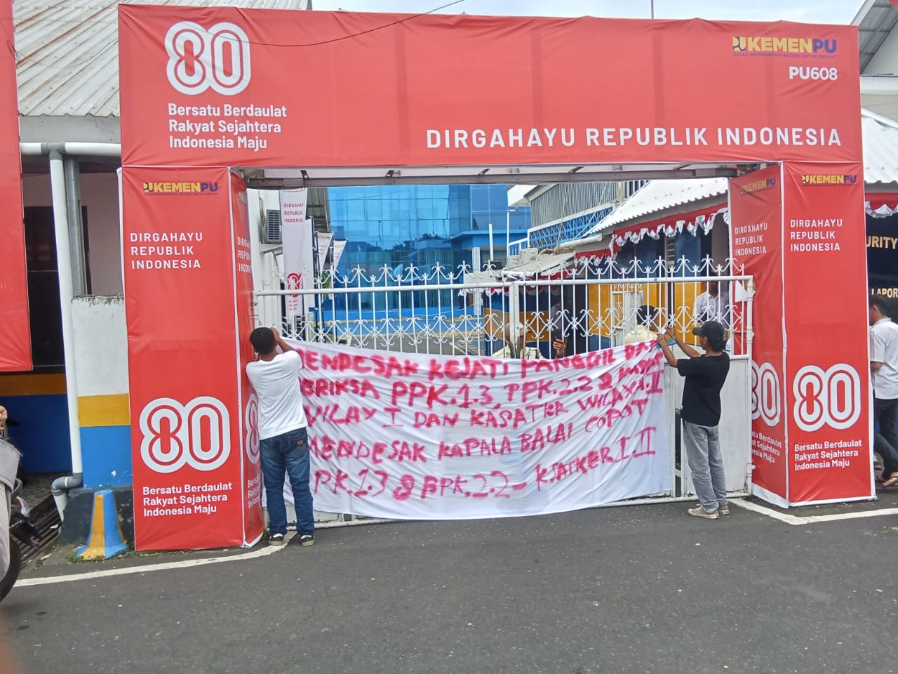 Aksi Didepan Kantor BPNJ Maluku Utara