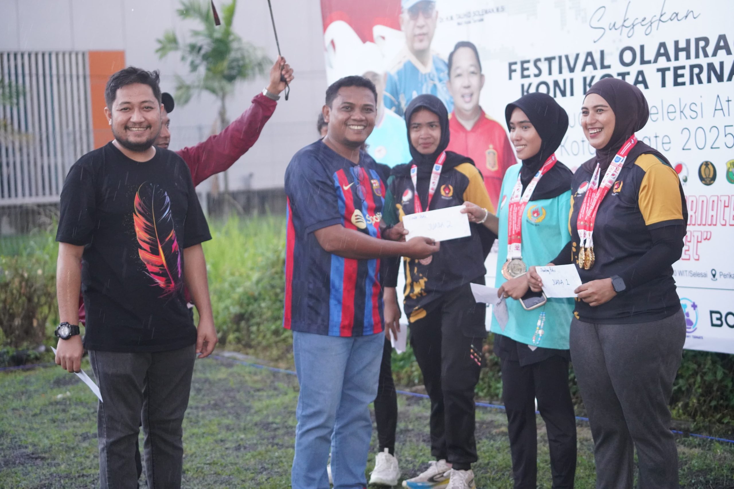 Foto bersama usai pengalungan medali oleh Ketua Umum KONI Kota Ternate dengan atlet FOPI