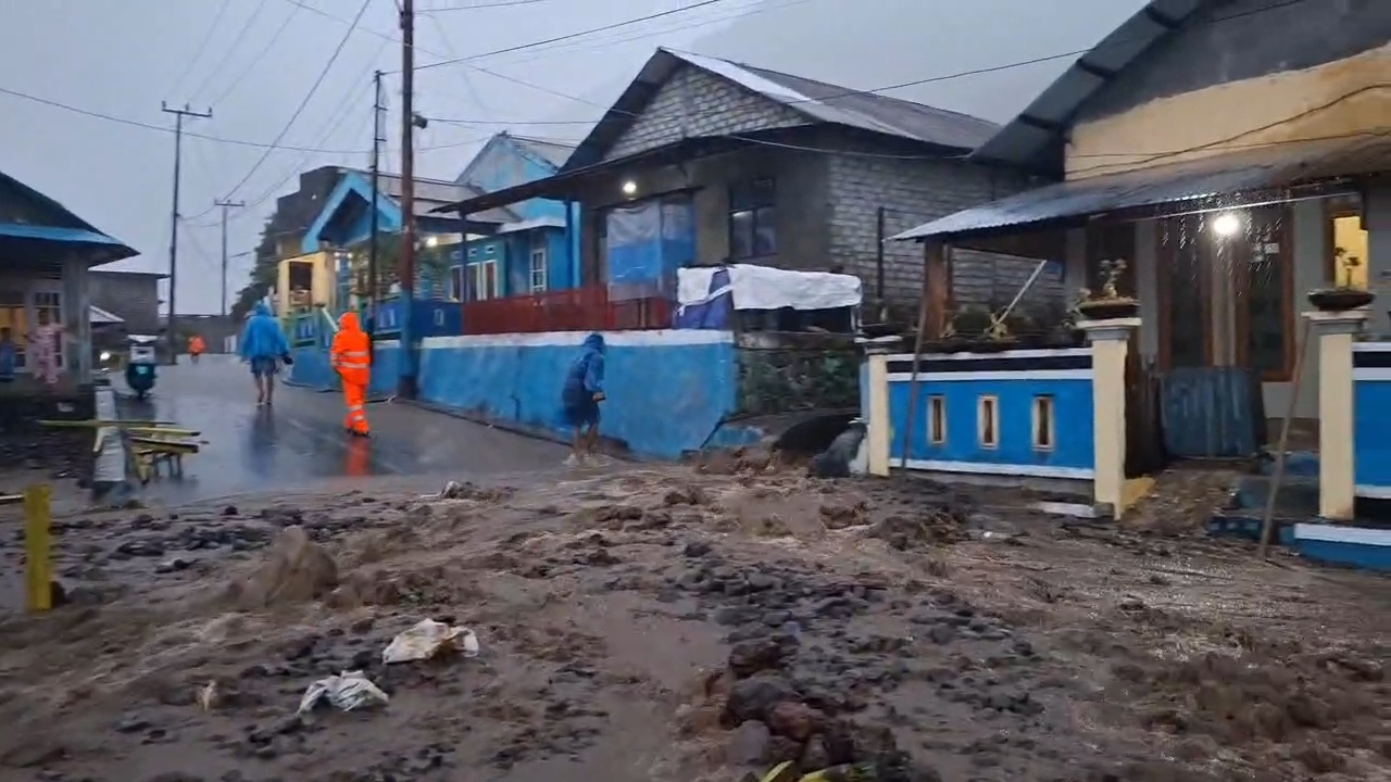 Diduga Salah Perencanaa Air dari embung meluap menggenangi rumah warga serta teras bagian depan Mushola