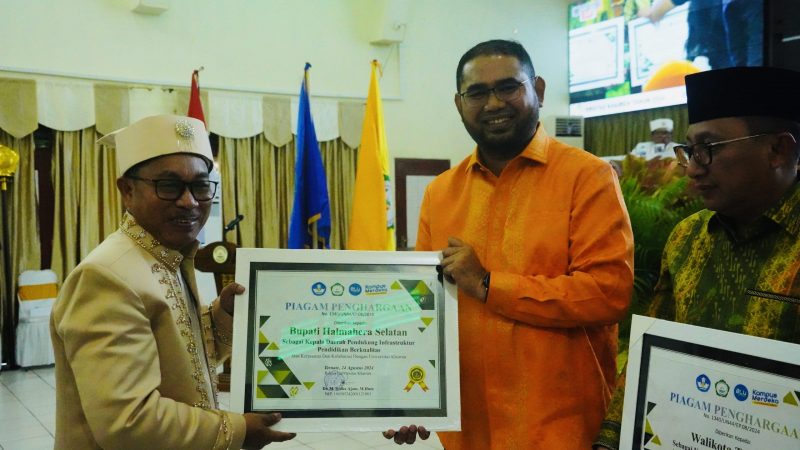Bupati Halsel Sabet Penghargaan