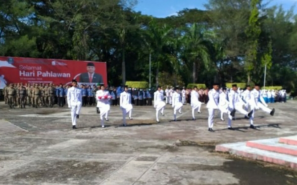 Pemda Halmahera Selatan (Halsel) Minggu (10/11/2024) melaksanakan upacara bendera dalam rangka peringatan Hari Pahlawan tahin 2024