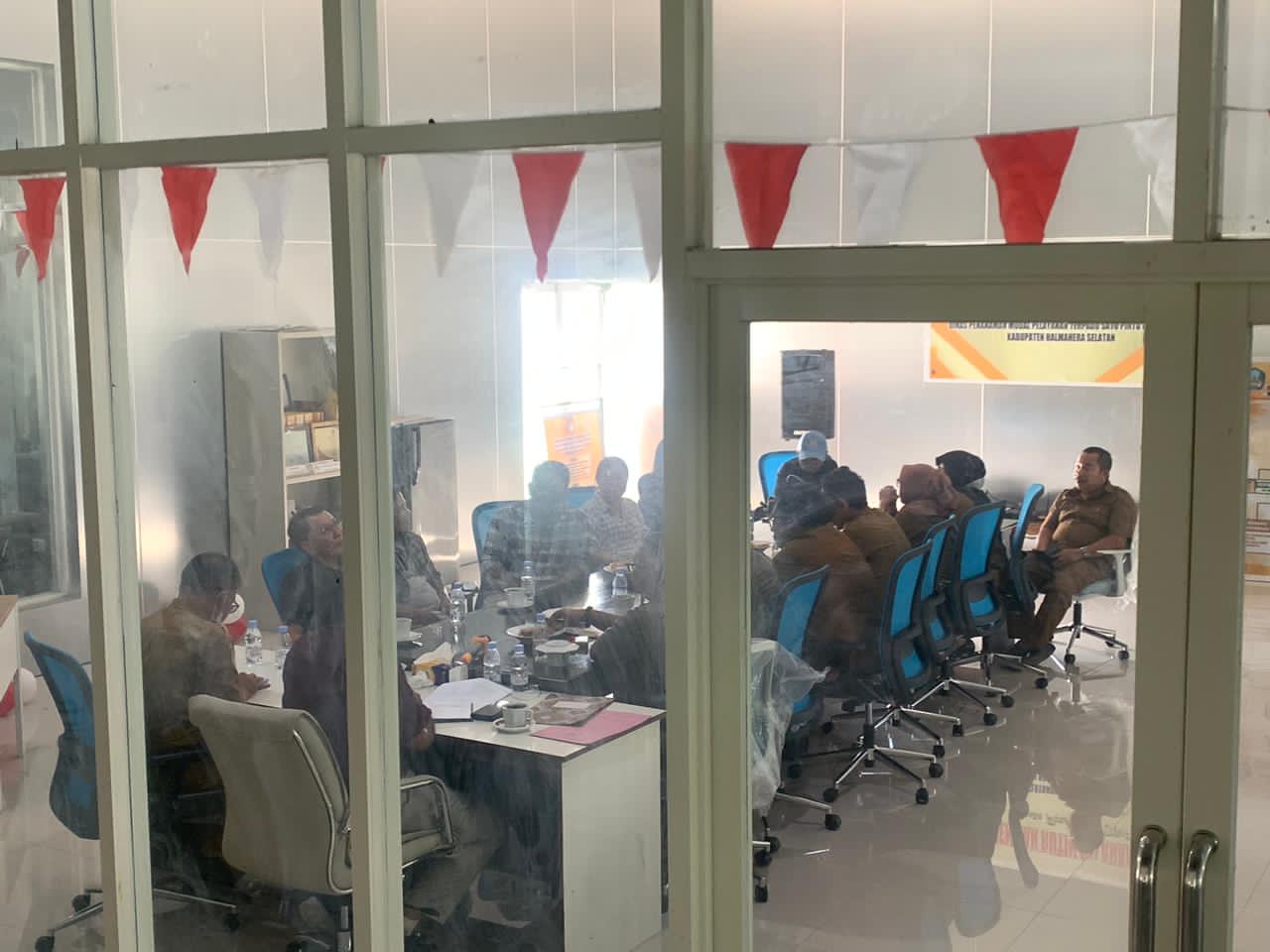 DPMPTSP melakukan rapat koordinasi dengan sejumlah pemilik kafe di Halmahera Selatan