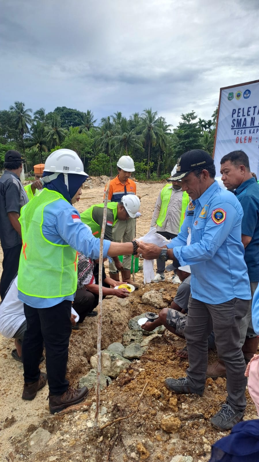 Prosesi Peletakan Batu Pertama Gedung SMA Negeri 3 Halteng