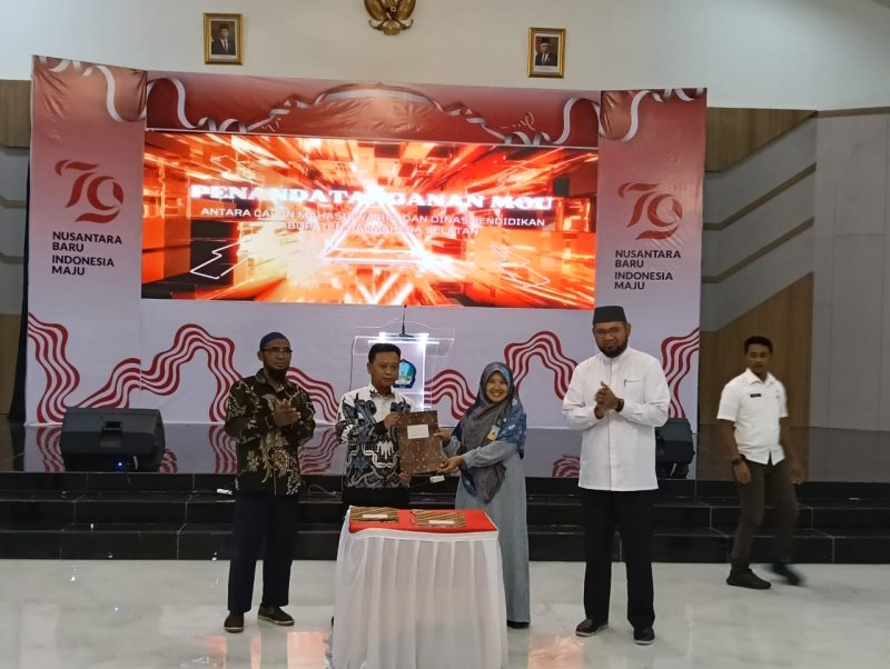 Bupati di sela sela penandatanganan Memorandum of Understanding (MoU) dengan Universitas Muhamadiyah Surabaya, di ruang Aula kantor Bupati,
