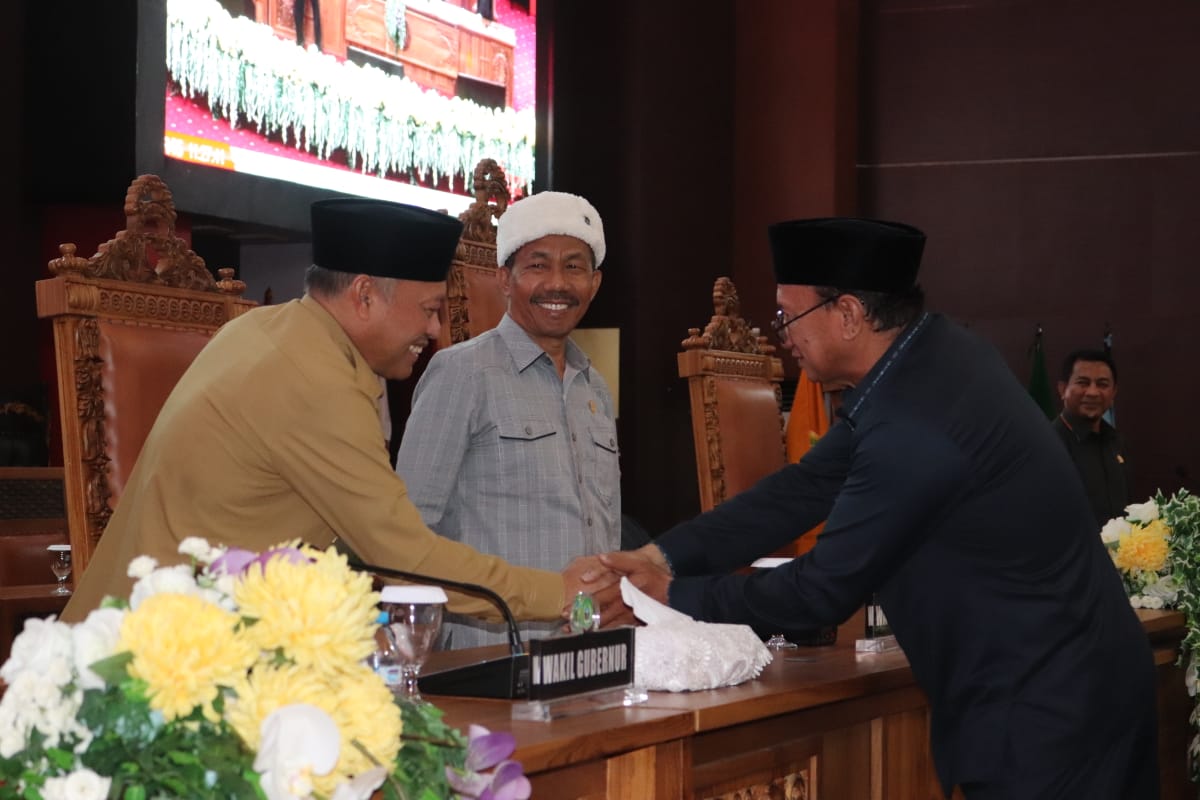 Foto; Wagub bersalaman dengan Pimpinan DPRD Malut