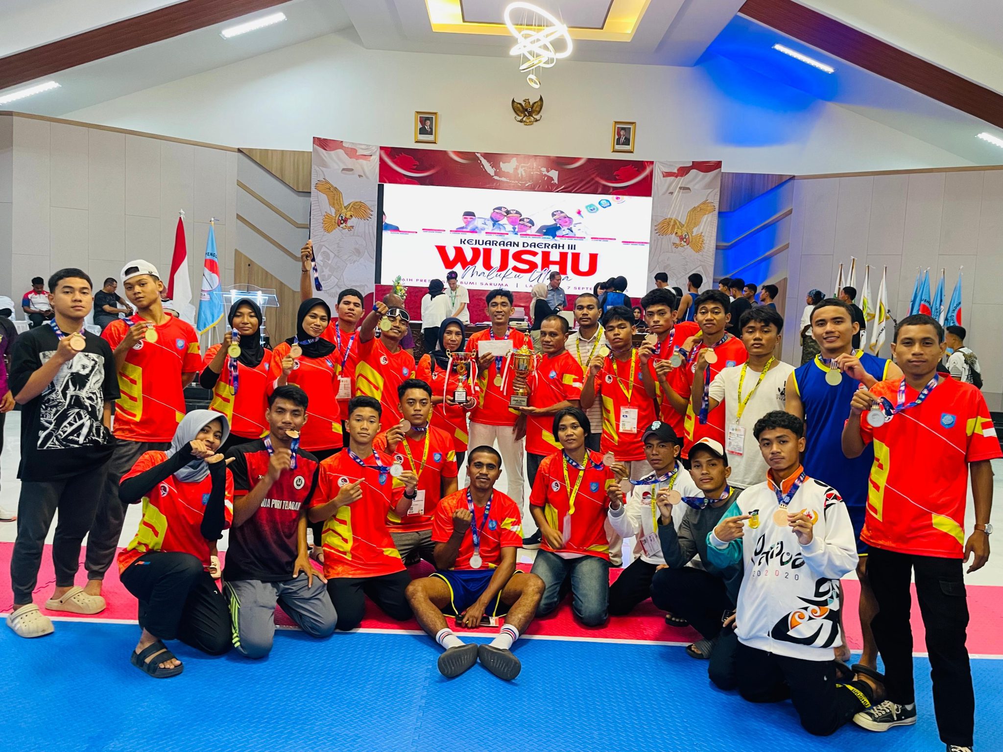 Atlet Wushu Kota Ternate saat merayakan kemenangan juara umum