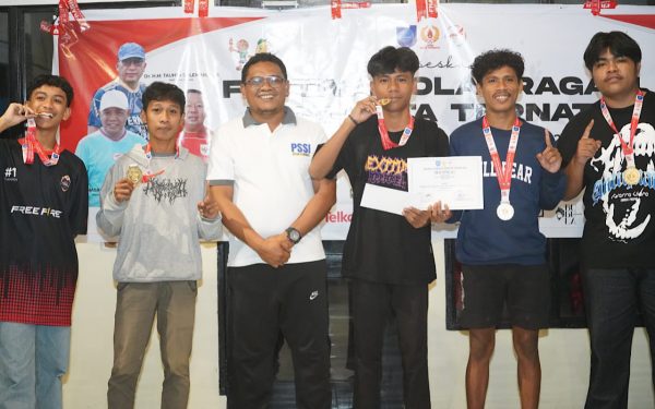 Foto Bersama Ketua Umum KONI Kota Ternate dengan peserta yang juara E-Sport