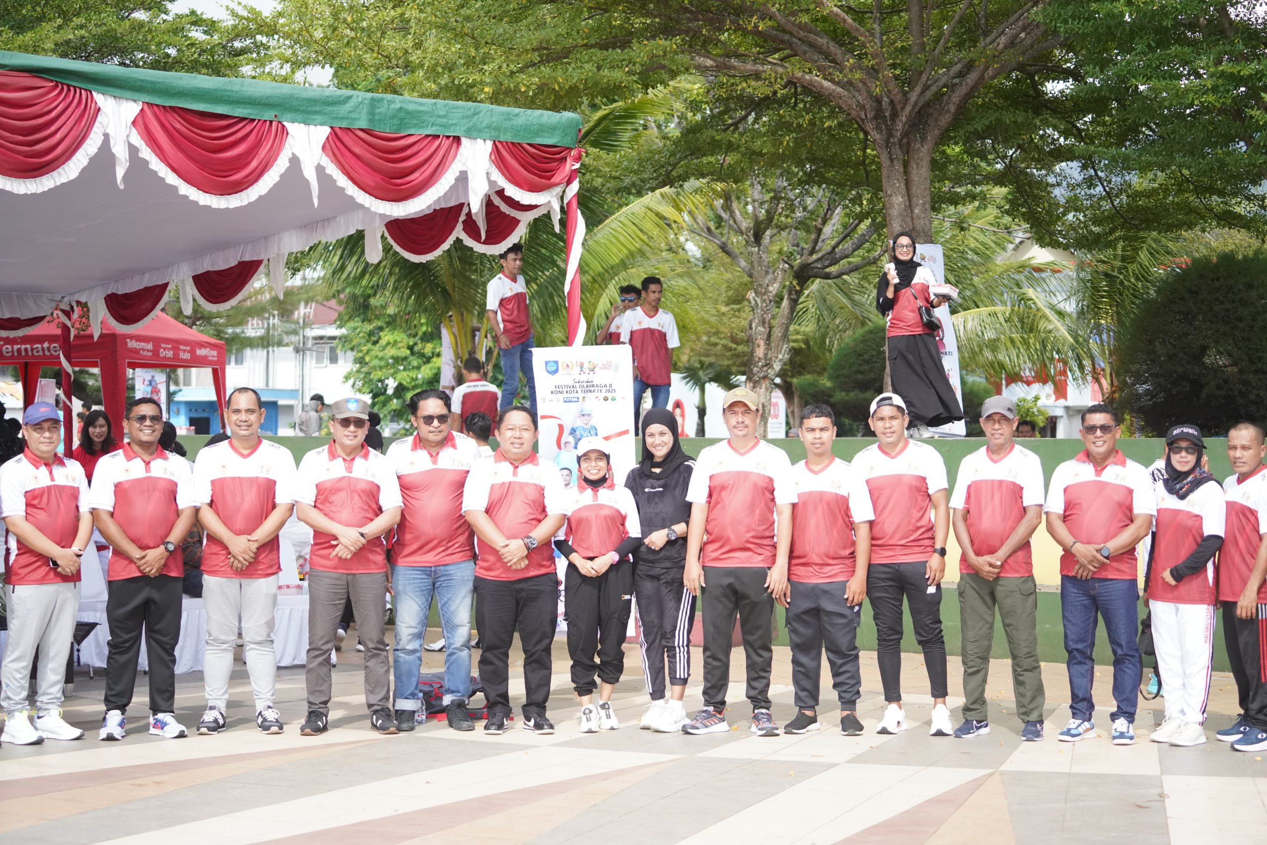 Foto Bersama Walikota dan pengurus KONI Kota Ternate