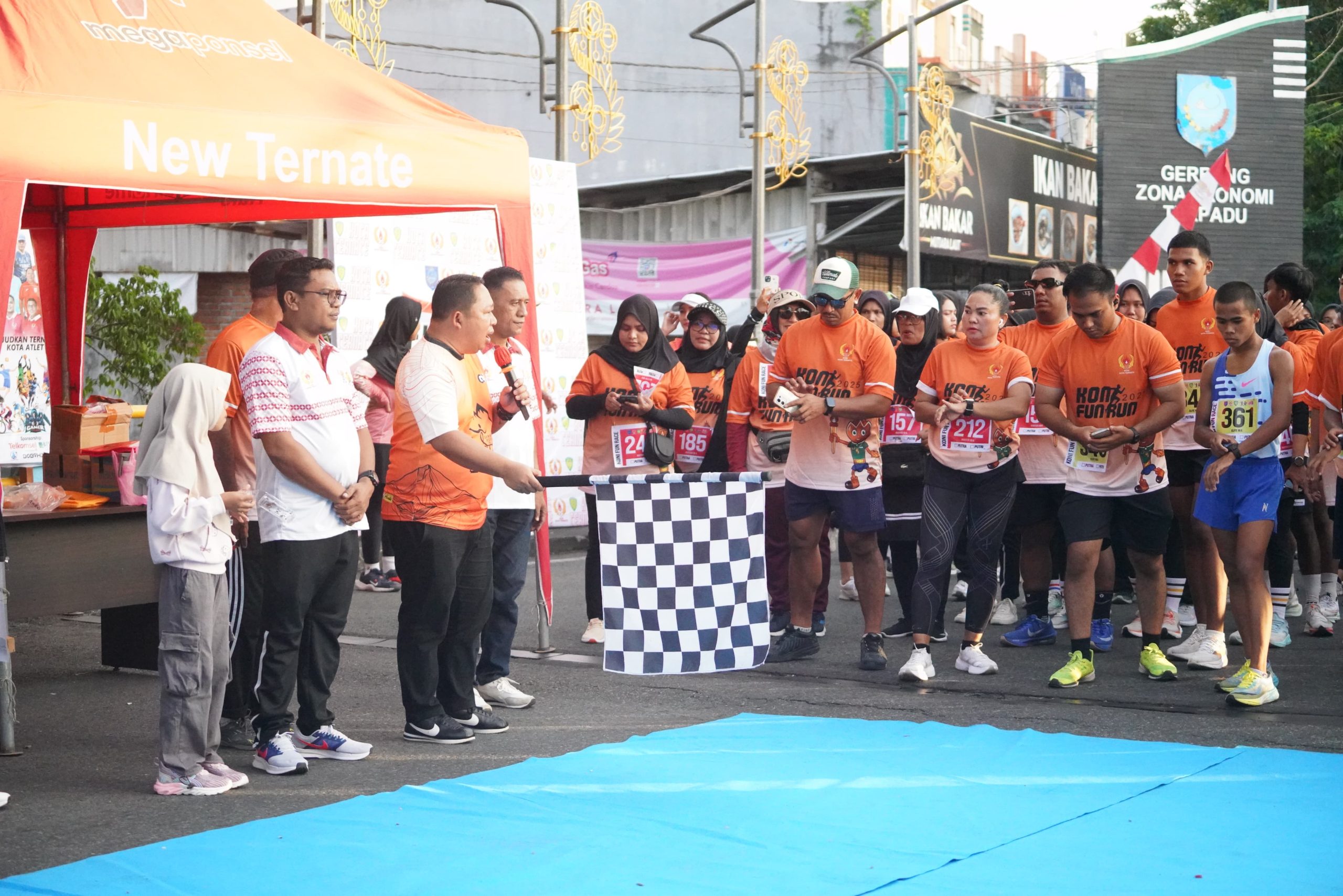 Sekda Kota Ternate saat melepas peserta Fun race