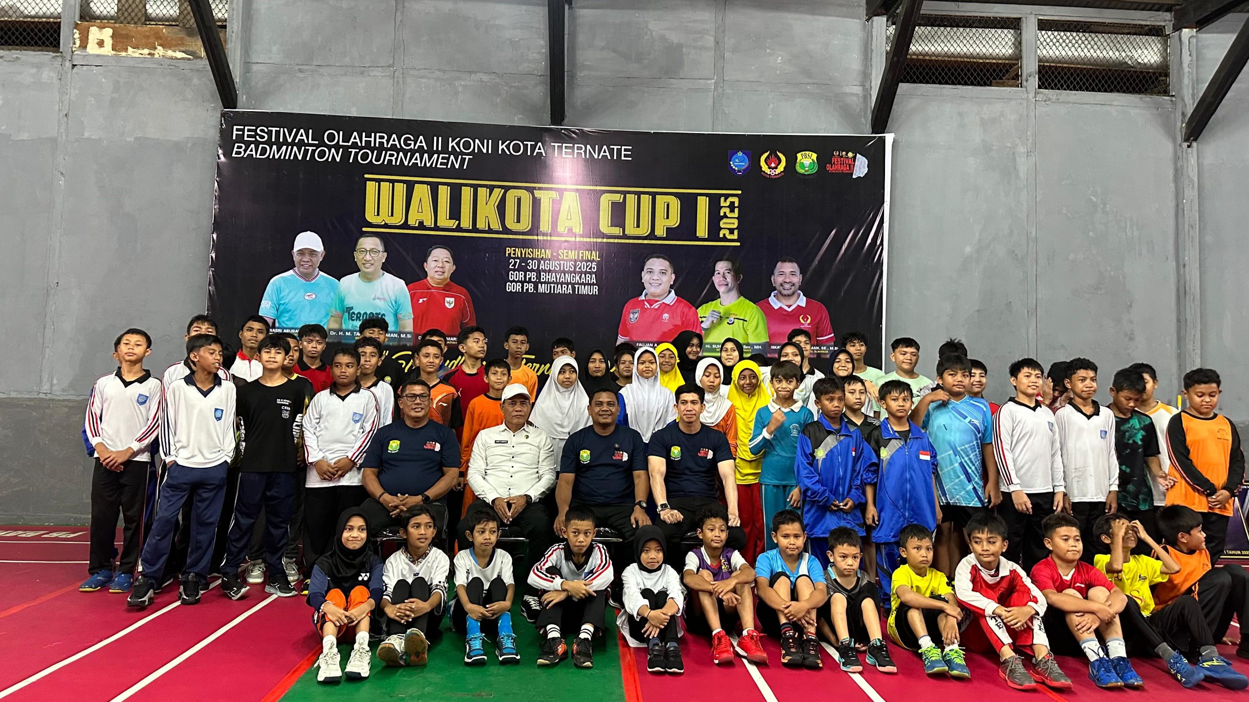 foto bersama usai pembukaan Kejuaraan Bulutangkis